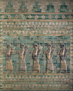 アケメネス朝時代のイランスーサのダライアス大王宮殿（紀元前548〜486年）、紀元前500年頃（多色ガラスのレンガ）（24958および71521も参照） 作： Persian School
